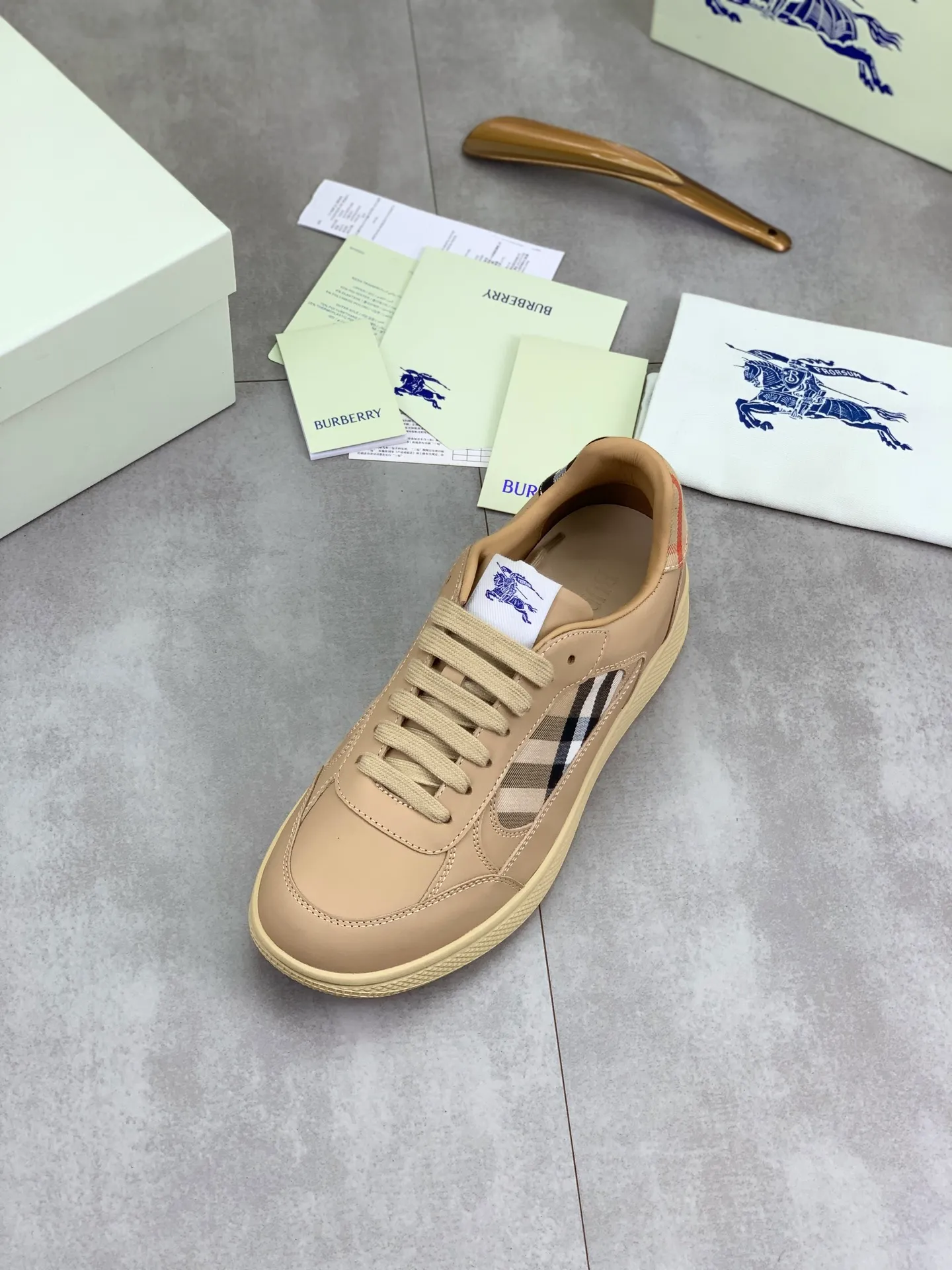 Factory price P640 [BURBERRY] Burberry - High-end quality original order - Upper: imported 🔝 original material - Inner lining: cowhide lining, feet; water-dyed cowhide - Outsole: ultra-light TPR rubber; two-color molded outsole - Super high quality control · Fine workmanship: highlighted (high-end, extravagance, grade) -Size: 39-45 (Male 38 46 can be customized) · Color: Multi-color optional